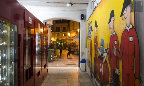 Neon, insegne sgargianti, distributori h24: è la decadente movida di Bari Vecchia